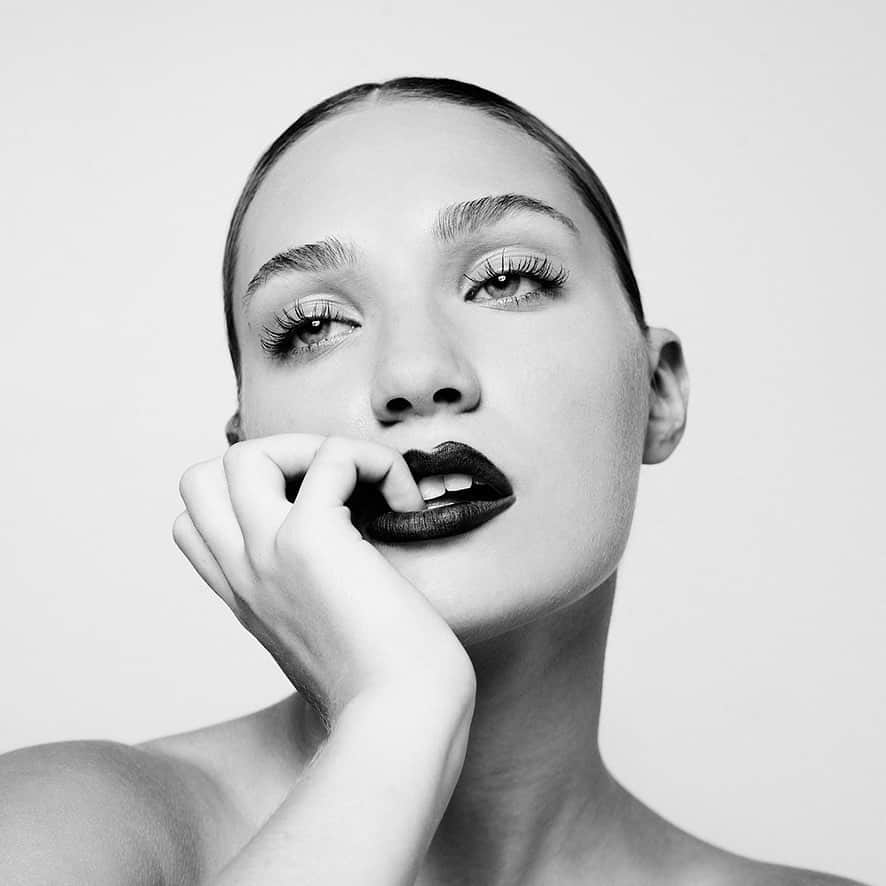 タイラー・シールズのインスタグラム：「The only thing similar in a portrait is the existence of a human, each human in a portrait is unique. You could photograph a million people and never get the same feeling twice. From shooting @maddieziegler and drinking lemonade to eating with @charlotteslawrence breaking laws with @alliemarieevans late night runs with @annie eating popcorn with @terrellowens setting things on fire with @aaronpaul the many characters of @kathrynnewton to the intensity of @cameronmonaghan the in depth conversations with @iamedigathegi and a fist fight with @rainnwilson each moment unique each person even more so. If you had to pick one person to hang with from their mood in their portrait who would it be and why???」