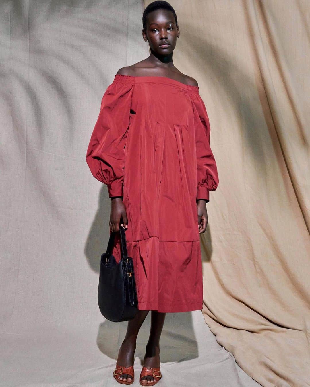 オリヴィア・パレルモのインスタグラム：「Looks from #TodsSS21 presentation that I’ll be adding to my spring wardrobe lineup 💃🏼 Congrats @tods and @walterchiapponi on the new collection 😘  #ad」