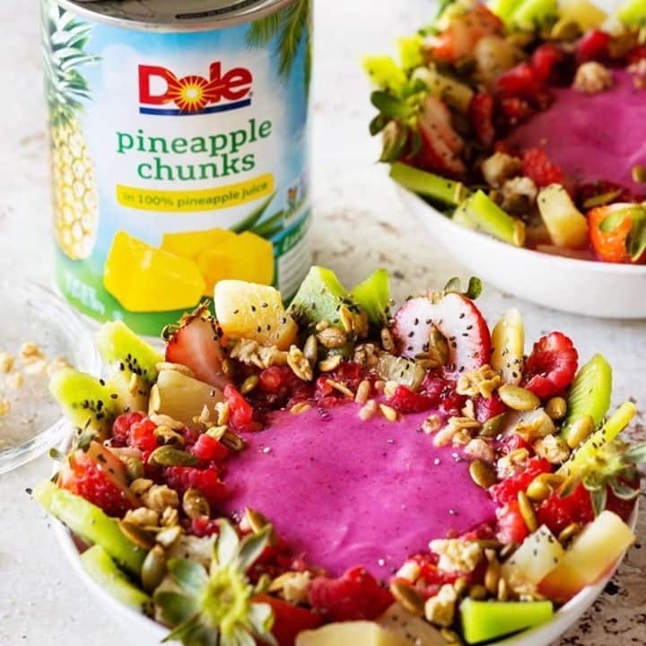 Dole Packaged Foods（ドール）さんのインスタグラム写真 - (Dole Packaged Foods（ドール）Instagram)「@Bakersroyale_naomi really knows how to catch our good side. Check out her Morning Glory Smoothie Bowl and see for yourself!  Morning Glory Smoothie Bowl Serves 2 1/2 cup pineapple juice (from the can of Dole® Pineapple Chunks) 1 cup Dole® Canned Pineapple Chunks 1 cup cubed dragon fruit, fresh or frozen 2 ripe bananas 1/2 cup vanilla or plain Greek yogurt 2 tablespoons agave or honey 2 tablespoons protein powder (optional) Toppings pineapple strawberry raspberries kiwi granola chia seeds coconut shreds (sweetened or unsweetened) In a high-powered blender, combine all ingredients and process until smooth. *Note: To keep the blender moving freely, be sure to add the pineapple juice in first. Then use either the tamper if your blender has one, or stop the blender and stir manually to break up fruit being clumped together and stalling the machine. You may need to add additional pineapple juice if frozen fruit is being used. If this is the case, add in 1/4 cup of pineapple juice at a time. Scrape smoothie mixture into a serving bowl. Add toppings as desired.」9月26日 3時22分 - dolesunshine