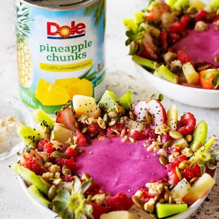 Dole Packaged Foods（ドール）のインスタグラム：「@Bakersroyale_naomi really knows how to catch our good side. Check out her Morning Glory Smoothie Bowl and see for yourself!  Morning Glory Smoothie Bowl Serves 2 1/2 cup pineapple juice (from the can of Dole® Pineapple Chunks) 1 cup Dole® Canned Pineapple Chunks 1 cup cubed dragon fruit, fresh or frozen 2 ripe bananas 1/2 cup vanilla or plain Greek yogurt 2 tablespoons agave or honey 2 tablespoons protein powder (optional) Toppings pineapple strawberry raspberries kiwi granola chia seeds coconut shreds (sweetened or unsweetened) In a high-powered blender, combine all ingredients and process until smooth. *Note: To keep the blender moving freely, be sure to add the pineapple juice in first. Then use either the tamper if your blender has one, or stop the blender and stir manually to break up fruit being clumped together and stalling the machine. You may need to add additional pineapple juice if frozen fruit is being used. If this is the case, add in 1/4 cup of pineapple juice at a time. Scrape smoothie mixture into a serving bowl. Add toppings as desired.」
