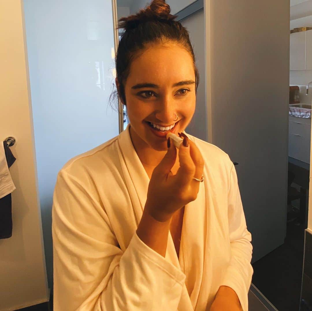ケイトリン・オズモンドさんのインスタグラム写真 - (ケイトリン・オズモンドInstagram)「Friday mood!  • Class done, apartment cleaned, dog walked, incredible shower, and now relaxing with my doggo, a good book, and a little treat!  • Currently obsessing over my new @landpapothecary goodies!! The soap smells so good. And the dry shampoo is incredible! Usually I can feel the grittiness of dry-shampoo, but my hair still feels so soft!  • Check out @landpapothecary if you are looking for an Ontario local business.  They have amazing stuff that will freshen up your day!  • • #selfcare #showertime #milkandcookies #romancebooks #doggo」9月26日 3時30分 - kaetkiss