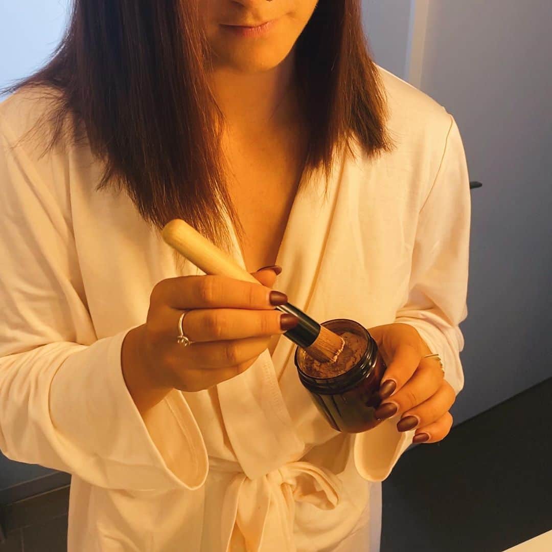 ケイトリン・オズモンドさんのインスタグラム写真 - (ケイトリン・オズモンドInstagram)「Friday mood!  • Class done, apartment cleaned, dog walked, incredible shower, and now relaxing with my doggo, a good book, and a little treat!  • Currently obsessing over my new @landpapothecary goodies!! The soap smells so good. And the dry shampoo is incredible! Usually I can feel the grittiness of dry-shampoo, but my hair still feels so soft!  • Check out @landpapothecary if you are looking for an Ontario local business.  They have amazing stuff that will freshen up your day!  • • #selfcare #showertime #milkandcookies #romancebooks #doggo」9月26日 3時30分 - kaetkiss