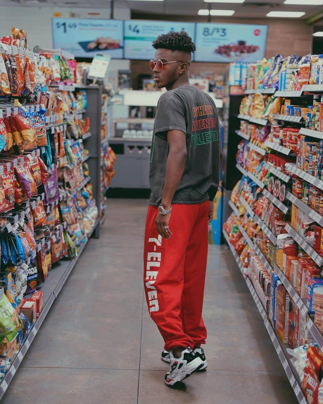 Forever 21 Menさんのインスタグラム写真 - (Forever 21 MenInstagram)「SNACK RUN  @famousjay.c 🏃‍♂️ comment below your fave snack!  shop the #F21X7ELEVEN exclusively online at Forever21.com! ---- search: Men 7-Eleven Graphic Tee Men 7-Eleven Graphic Sweatpants」9月26日 3時34分 - forever21men