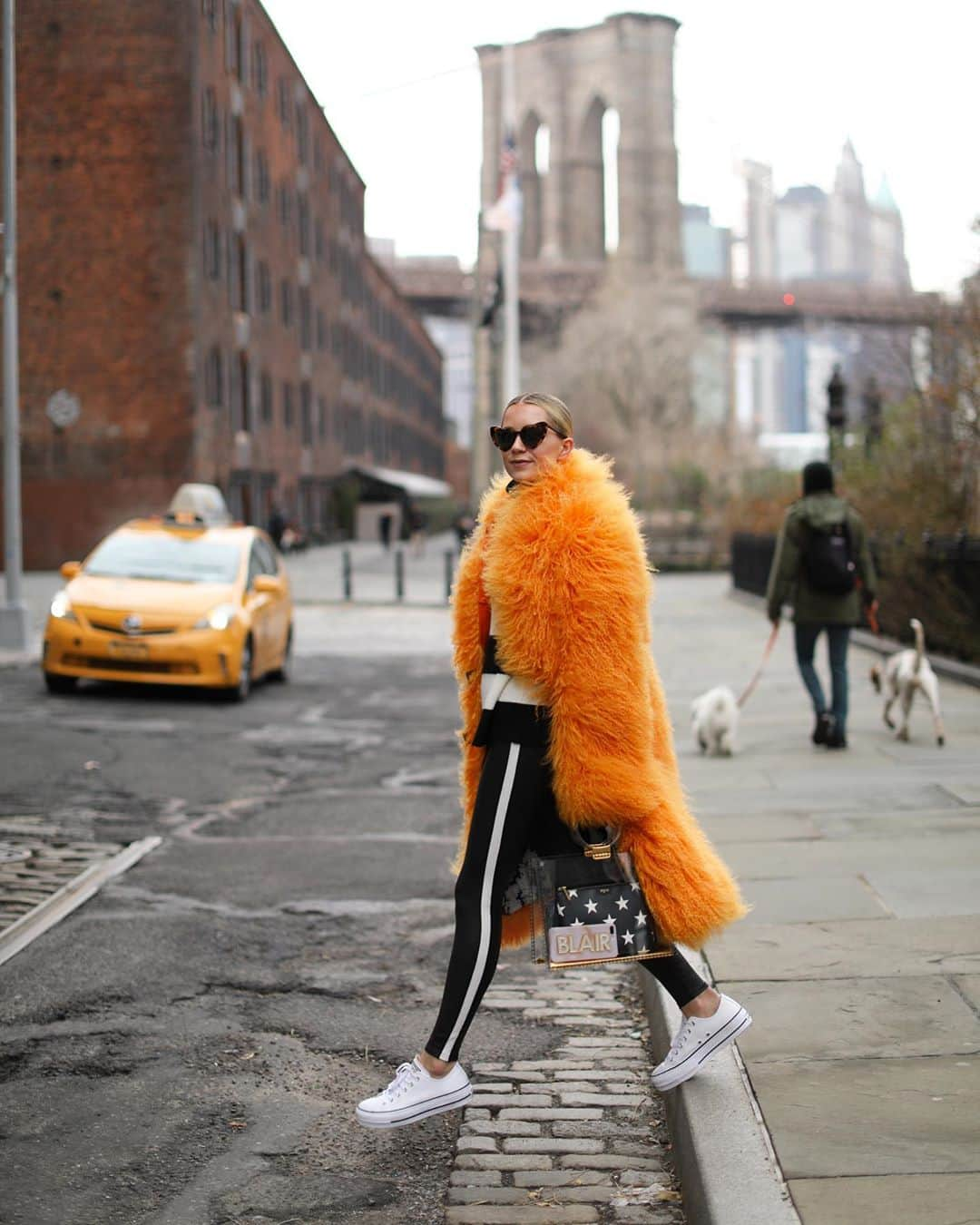 ブレア・イーディーさんのインスタグラム写真 - (ブレア・イーディーInstagram)「☁️☁️☁️ FLUFFY FUZZY FAUX FUR SZN // My favorite time of year! Rounding up some of my fave faux fur pieces over on Atlantic-Pacific today #fauxfur #falloutfit」9月26日 3時34分 - blaireadiebee