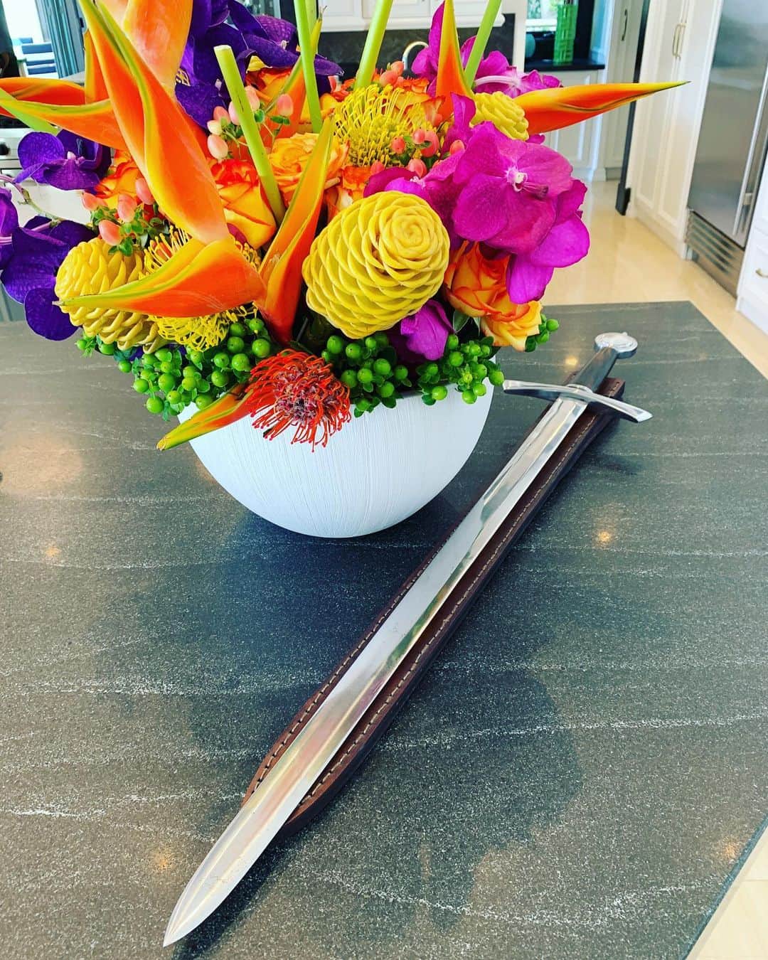 キャシー・グリフィンのインスタグラム：「Congratulations @nakedsword for 20 years!  I’m humble to be an honorary swordsman...swordwoman.  Thanks for the flowers! XXOO 😘」