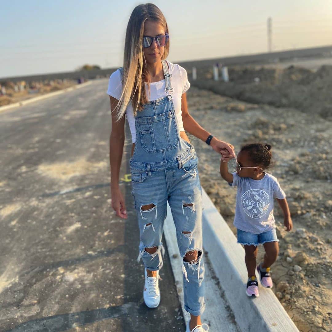 メリッサ・ビショップのインスタグラム：「My BFF 👯‍♀️  ⠀⠀⠀⠀⠀⠀⠀⠀⠀⠀⠀⠀ The athlete in me is saying ‘please don’t roll your ankle, please don’t roll your ankle’. The mom in me is saying ‘go explore little one’ ⠀⠀⠀⠀⠀⠀⠀⠀⠀⠀⠀⠀ #girlmom #miniosi #mygirl  ⠀⠀⠀⠀⠀⠀⠀⠀⠀⠀⠀⠀ Pc: Daddy @dbzbeta」