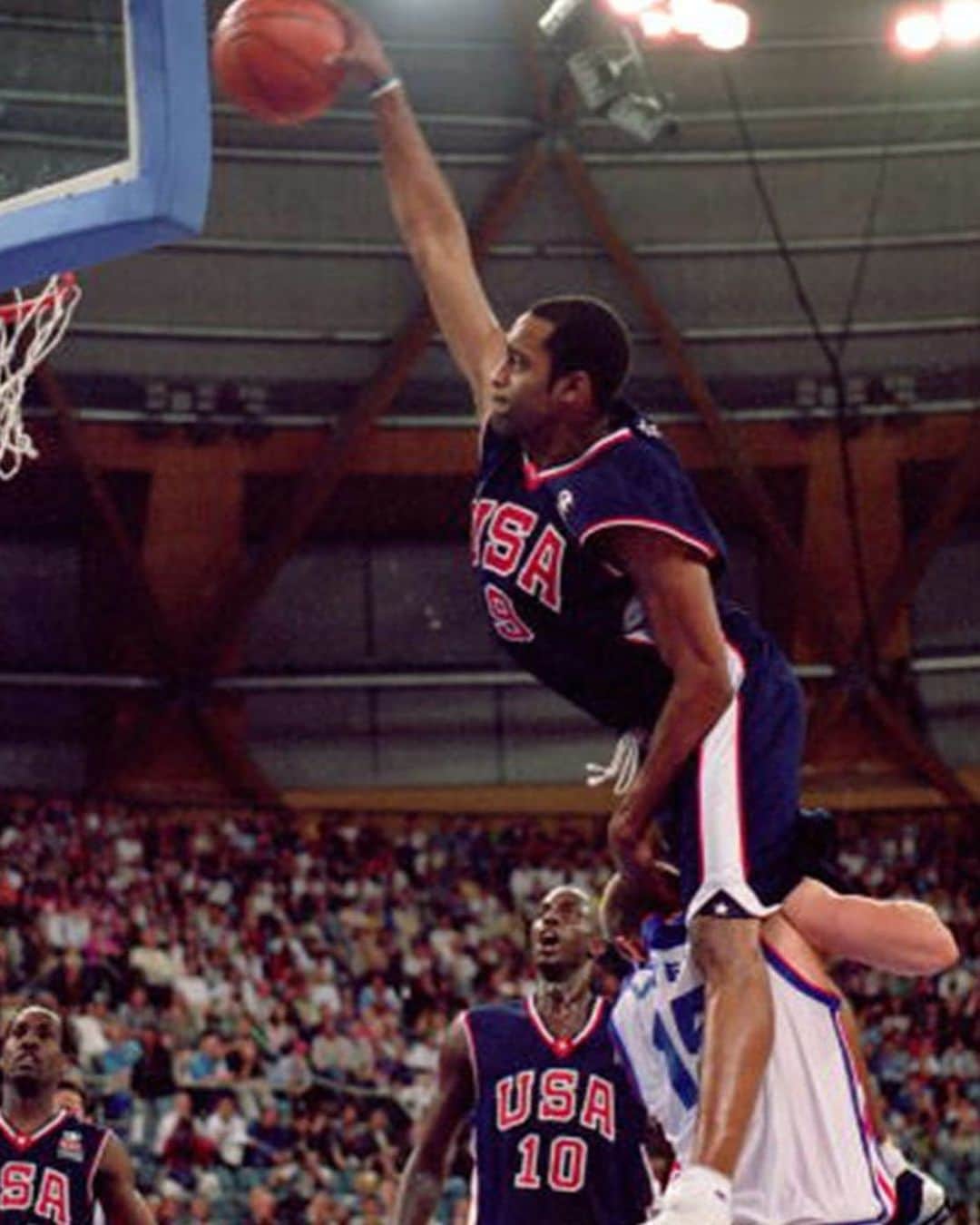 Nice Kicksさんのインスタグラム写真 - (Nice KicksInstagram)「Where were you when #VinceCarter become a national hero? 🇺🇸 @nicekicksvault #DunkOfDeath」9月26日 3時50分 - nicekicks