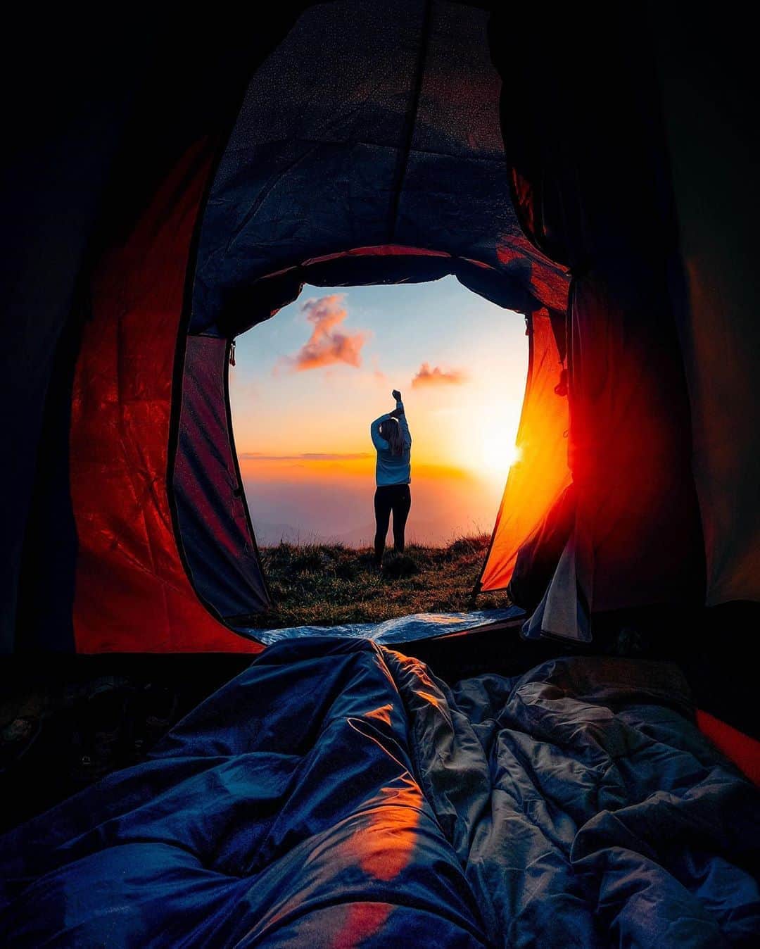 goproさんのインスタグラム写真 - (goproInstagram)「Photo of the Day: Snooze or sunrise? How 'bout both 💤🌅 #GoProFamily member @simonearmanni + #GoProHERO9 Black ⠀⠀⠀⠀⠀⠀⠀⠀⠀ @GoProIT #GoProIT #Sunrise #Camping」9月26日 3時59分 - gopro