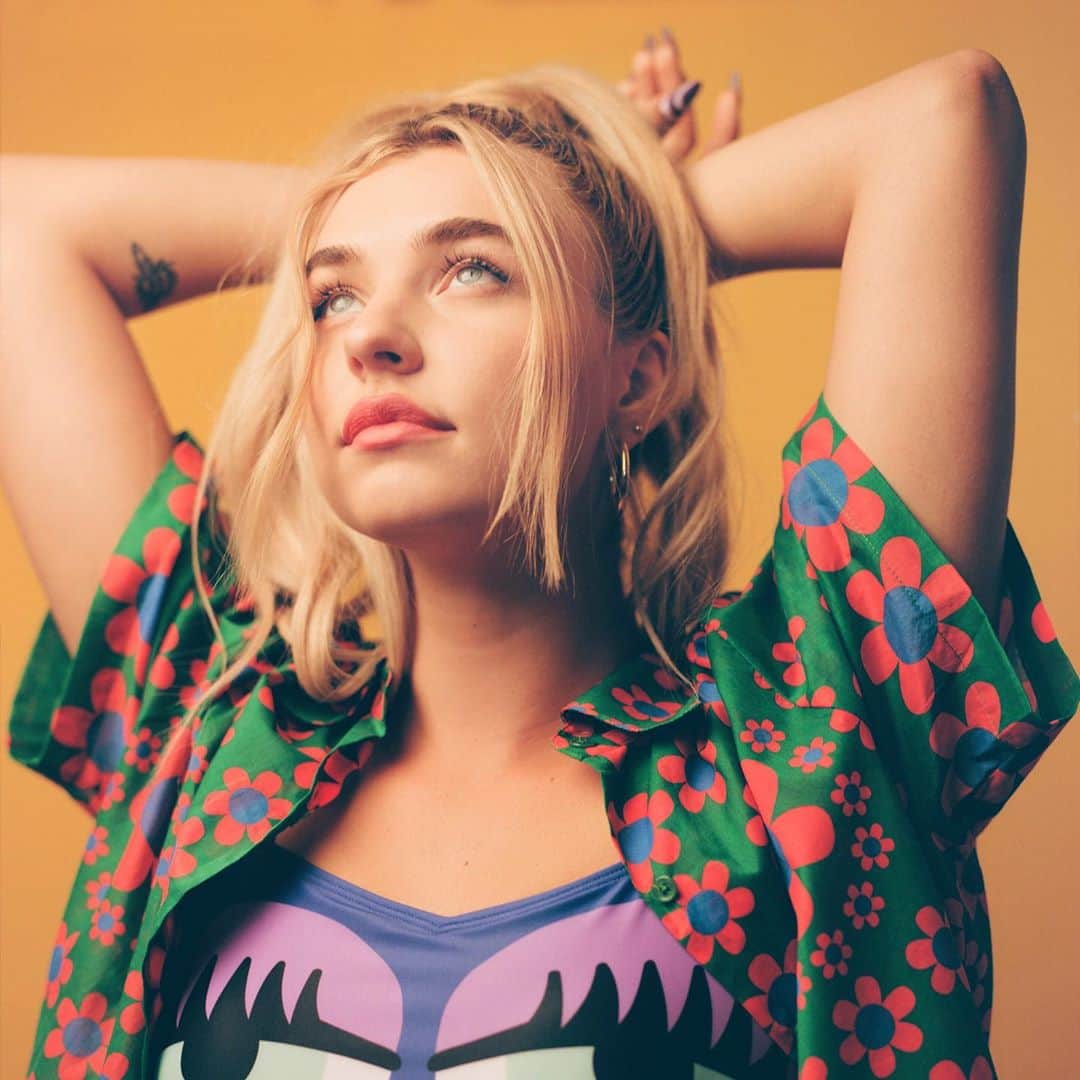 マティー・ノイズのインスタグラム：「let’s sit on a mushroom while I sing you a song 🍄 // “lowkey” out everywhere 10.2 w @franke」