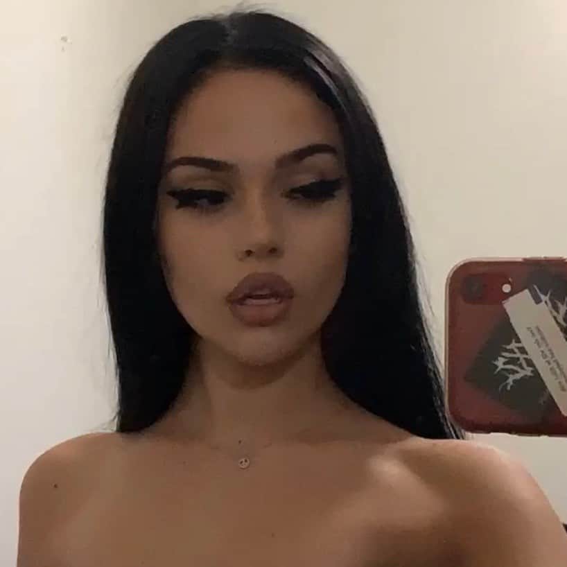 マギー・リンデマンのインスタグラム：「🖤✂️」