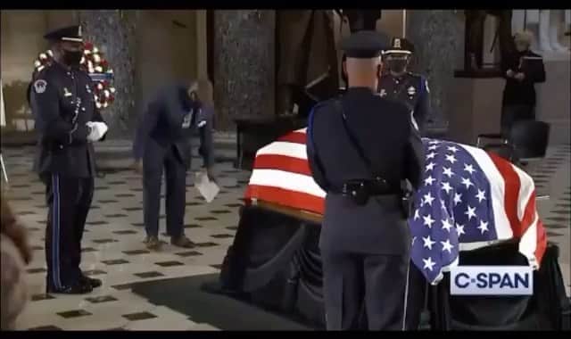 ボビー・ブラウンのインスタグラム：「Repost from @cindi_leive • RBG’s trainer doing push-ups just now by her casket. 💪」