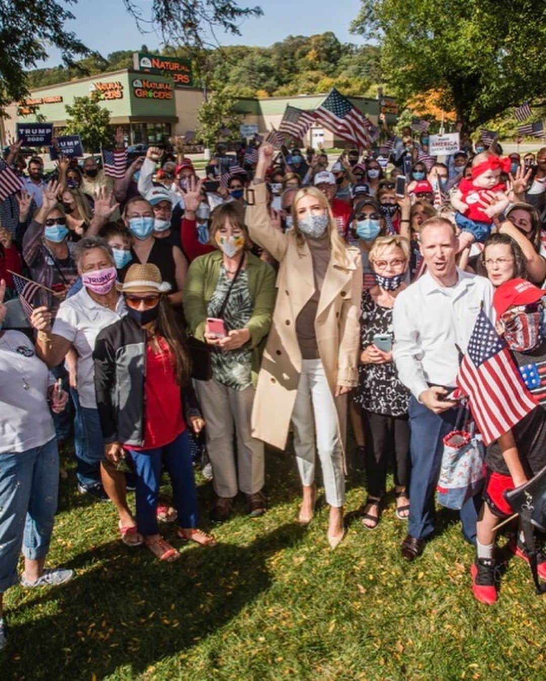 イヴァンカ・トランプさんのインスタグラム写真 - (イヴァンカ・トランプInstagram)「Campaigning in Winona, Minnesota today. A city of innovation with an entrepreneurial spirit.  @realDonaldTrump’s historic USMCA trade deal is bringing jobs & opportunities back to the Minnesotan’s I met today at DCM Tech.」9月26日 4時17分 - ivankatrump