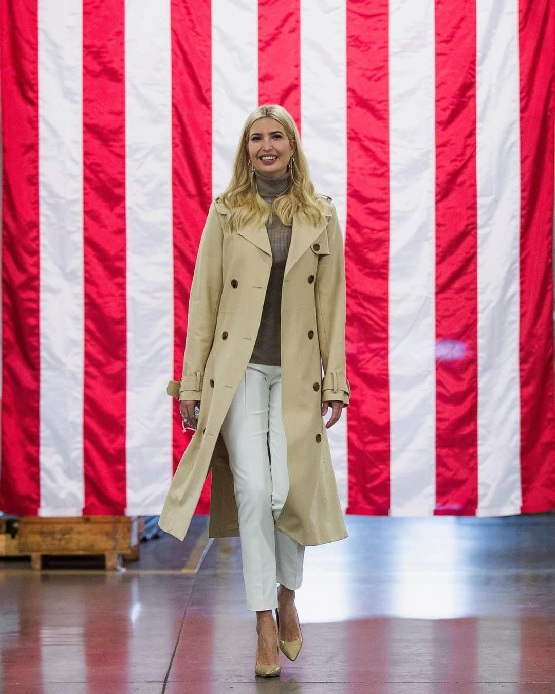 イヴァンカ・トランプさんのインスタグラム写真 - (イヴァンカ・トランプInstagram)「Campaigning in Winona, Minnesota today. A city of innovation with an entrepreneurial spirit.  @realDonaldTrump’s historic USMCA trade deal is bringing jobs & opportunities back to the Minnesotan’s I met today at DCM Tech.」9月26日 4時17分 - ivankatrump