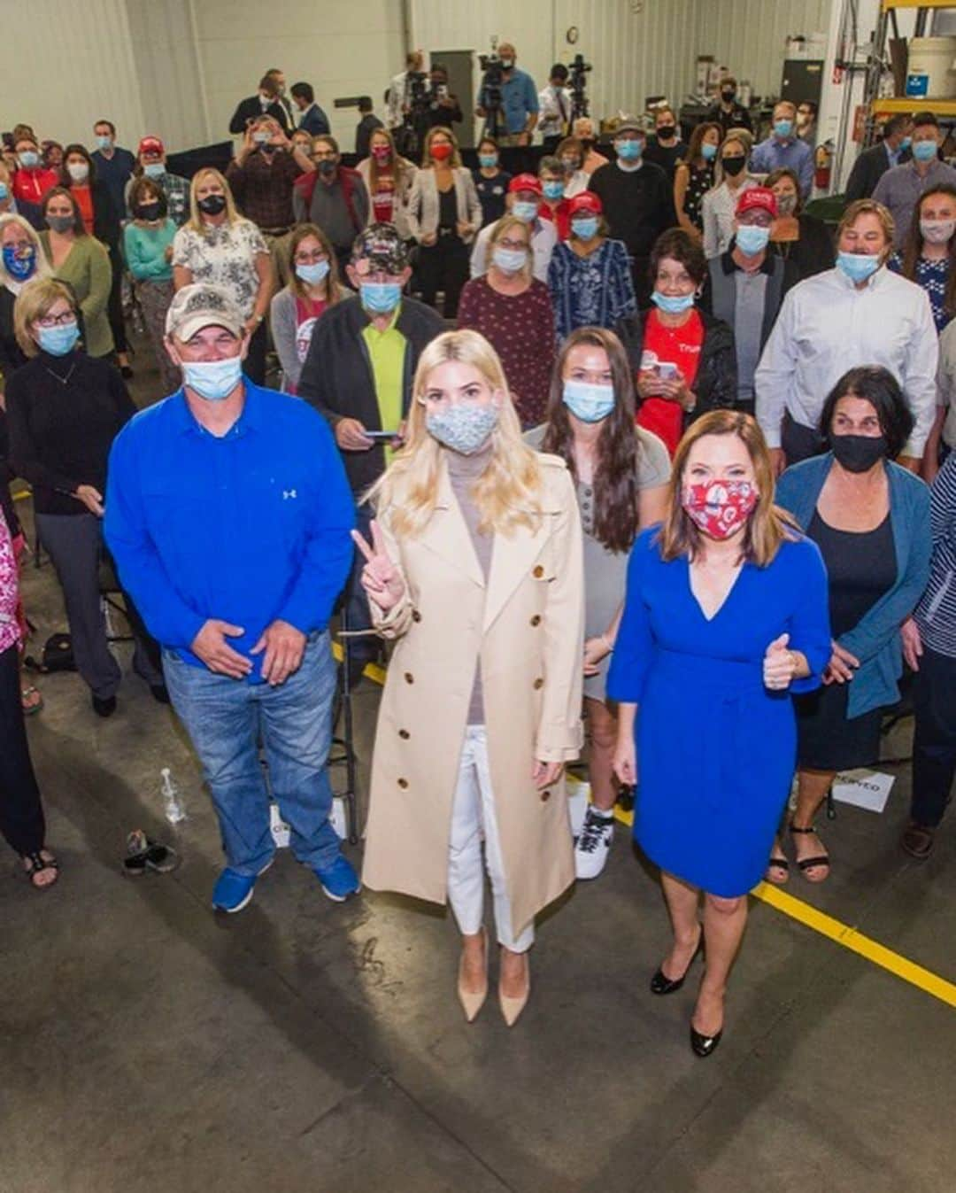 イヴァンカ・トランプさんのインスタグラム写真 - (イヴァンカ・トランプInstagram)「Campaigning in Winona, Minnesota today. A city of innovation with an entrepreneurial spirit.  @realDonaldTrump’s historic USMCA trade deal is bringing jobs & opportunities back to the Minnesotan’s I met today at DCM Tech.」9月26日 4時17分 - ivankatrump