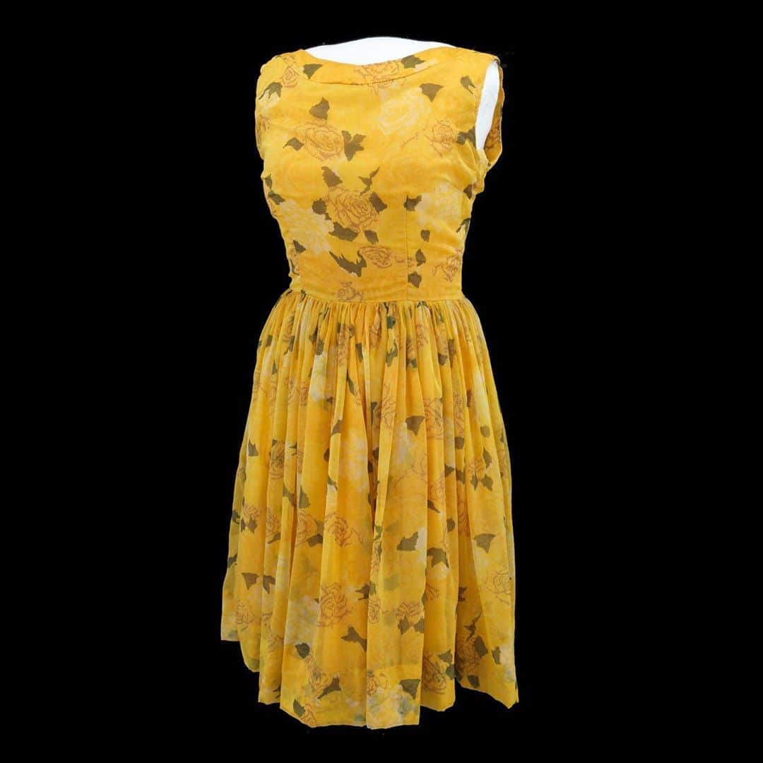 のインスタグラム：「This dress belonged to Minnijean Brown-Trickey. Today in 1957, she and eight other Black students, the Little Rock Nine, desegregated the all-white Central High School in Little Rock, Arkansas, under the escort of federal troops. Brown-Trickey was fifteen years old.   The students' first day of school was the culmination of years of legal challenges. (1957 was three years *after* the U.S. Supreme Court ruled segregated schools were unconstitutional in the landmark Brown v. Board of Education case). The student's entrance to the school under federal guard was also the end of weeks of tense standoffs, where angry crowds and state officials refused to let the students go into the building. For the students, however, the fight was just beginning.   Like other young Black students, the Little Rock Nine stood on the front lines of desegregation. In their new school, they faced discrimination, insults, and other forms of abuse. Minnijean Brown-Trickey, one of the nine, was terrorized by some white students: punched, shoved, and kicked in hallways. When she stood up for herself for the first time, she was suspended. The second time, she was expelled. Ultimately, Brown-Trickey finished her high school career at the New Lincoln School in New York City.   In 1958, the Little Rock Nine and their legal advocate, activist Daisy Bates, received the NAACP's Spingarn Medal, the organization's highest honor, for "their pioneer role in upholding the basic ideals of American democracy in the face of continuing harassment and constant threats of bodily injury." Brown-Trickey wore this dress to the award ceremony. She later wore the dress to a dance at her new high school.   Throughout history, girls like Minnijean Brown-Trickey have spoken up, challenged expectations, and been on the front lines of social change. Next month, we'll explore their stories in our new exhibition, "Girlhood (It's complicated)": https://s.si.edu/girlhood   #AmericanHistory #WomensHistory #GirlhoodHistory #GirlHistory #AfricanAmericanHistory #BlackHistory #TDIH   This project received support from the Smithsonian American Women’s History Initiative: http://womenshistory.si.edu/donors. #BecauseOfHerStory」