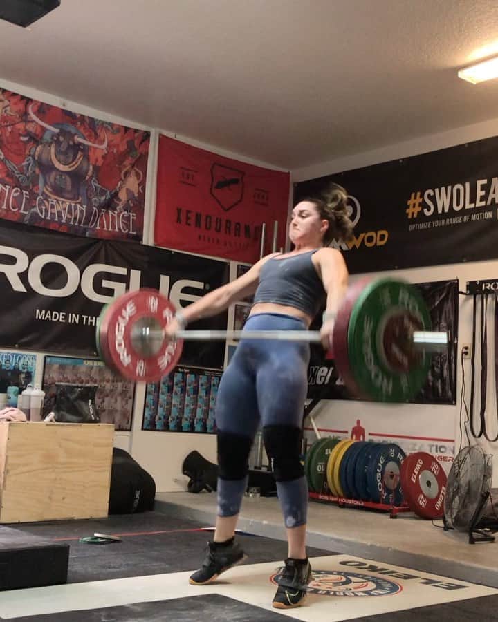 マッティ・ロジャーズのインスタグラム：「Some casual garage liftin today (weird that 100/125 is casual but I’m not complaining) Feeling closer and closer to normal & ending this week 1 on some nice lifts. Counting down the days until I don’t have to walk around to drop on crash pads because we BOUGHT A DAMN HOUSE. Got a lil bit of land & a bigger garage to train in, so let’s all cross our fingers for some more understanding neighbors 🤞🏼🤞🏼🤞🏼  @roguefitness @xendurance @romwod @2poodperformance @rpstrength   If you didn’t see, I have finally caved in to your requests to make my damn cats their own page. Freeloaders gotta start pulling their weight around here with their own sponsors  @marthascatyard」