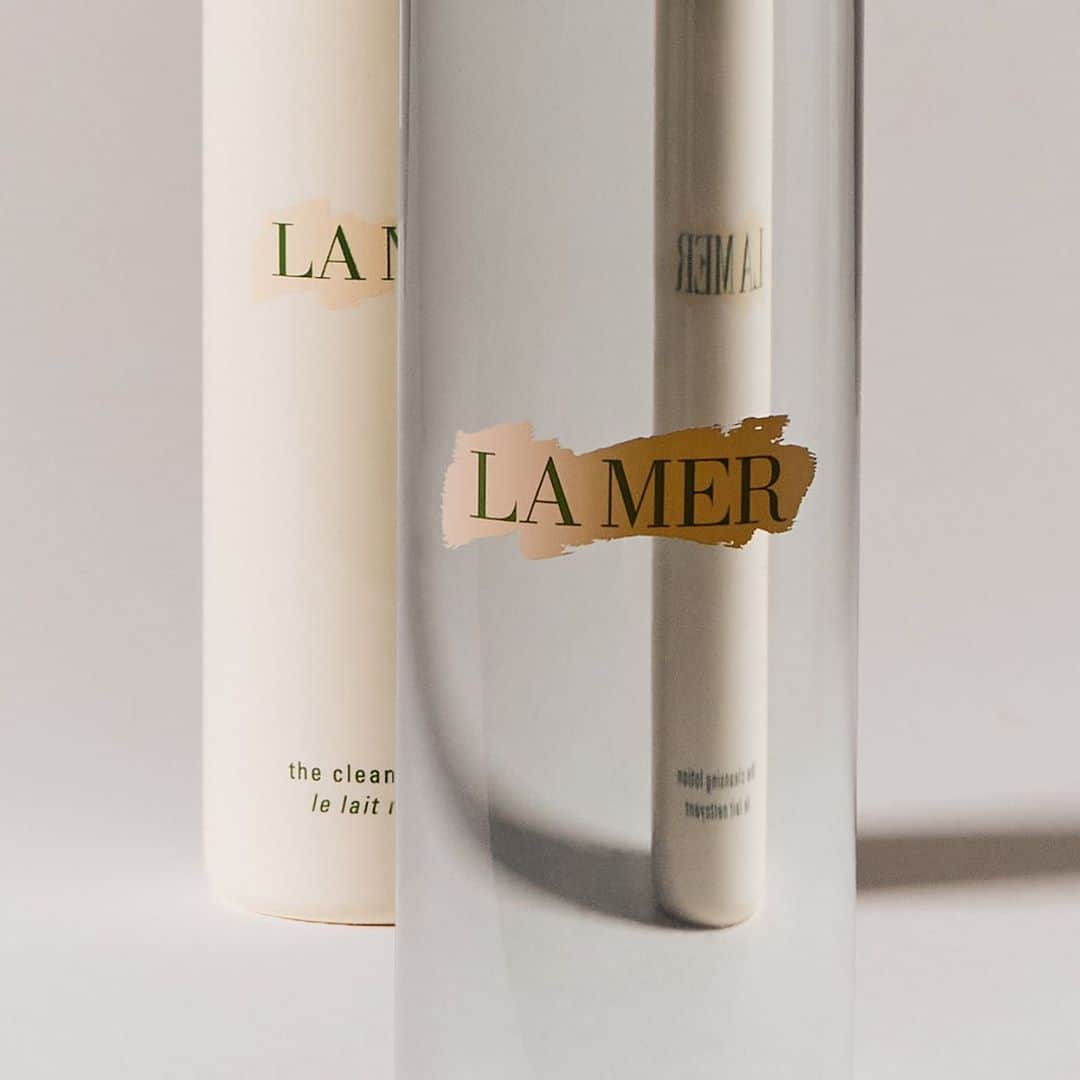 ドゥラメールのインスタグラム：「What makes The Cleansing Micellar Water uniquely La Mer? #MiracleBroth, of course. The first of two steps in a gentle double cleansing regimen, this rinseless cleanser removes makeup and makes sure that only the best is left behind. Step two is The Cleansing Lotion—super nourishing and sure to soothe skin.」