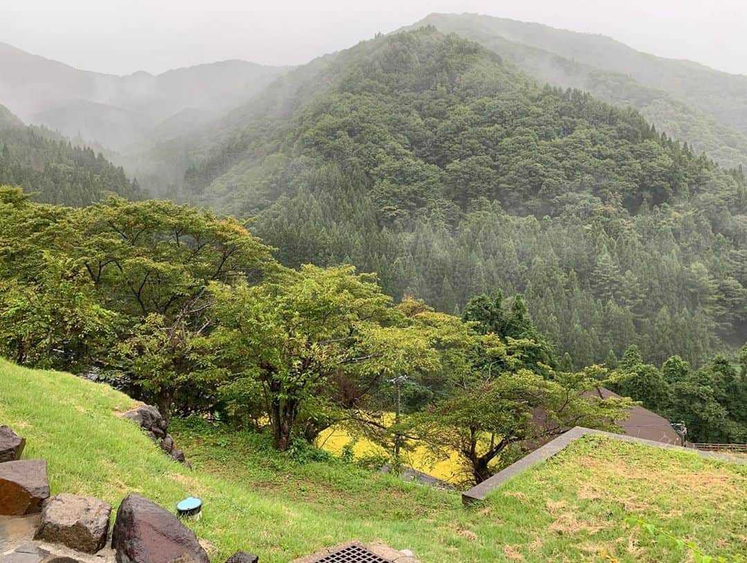 池辺愛さんのインスタグラム写真 - (池辺愛Instagram)「お宮参りなど、どうしてもの用で長野へ。 私は半年以上ぶりのお出かけだったので、この家族行事を実はめちゃくちゃ楽しみにしていました🥰 ところが今週に入って台風🌪が来るとの噂が天気予報から！（噂ではないけど😂） 😱と思っていたけど、無事前日に台風は通り過ぎホッとしていたら、なんのことはない、その翌日、つまり出発の日の方が土砂降りだった😱 ・ 大雨の中、3歳児と0歳児を連れての移動はかなりスリリングでした💧 ・ でも行く途中、駅のホームで反対車線に止まっていた電車の中をふとのぞいたら… なんと仲のいいnack5のスタッフさんが乗っていて、 わー😳😆と盛り上がりました😄🎶 ・ ちなみに新幹線は空いていたのでとても助かりました😉 ・ しかし長野に着いても土砂降り☔️ ・ ということで（？）めげずに隙間時間で 馬曲（まぐせ）温泉へ♨️ 「望郷の湯」を訪れ、大雨の中、野天風呂へ3歳の娘と。 だ〜れもいなくて景色もよく見えないけど、それがかえって幻想的で良かったです😆 そしてなんといっても久しぶりの娘とのお風呂タイム、大雨と野天風呂貸切状態も相まって、大盛り上がりでした😝 ・ ではここで突然ですが「ねづっちです！」 馬曲温泉とかけまして、娘とのお風呂時間とときます！ その心は！？ ・ ・ 「どちらものーみつ（NO密、濃密）でしょう！」 😄👍 ・ ・ ・ #長野 #馬曲温泉 #馬曲温泉望郷の湯 #日帰り温泉 #温泉ソムリエ #放送室」9月26日 5時04分 - aiikebe