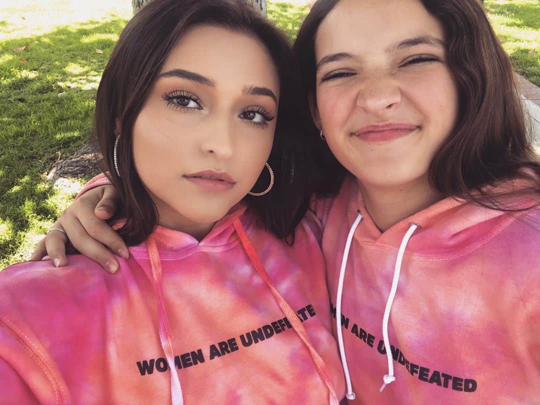 テイラー・グラブスのインスタグラム：「happy birthday to my ride or die🥺❤️ i cant believe you are actually a teen now... this is crazy. thank you for being everything i need in a sister and more. you are a blessing in my life and i love you more than words can explain. i hope your day is as special as you are. I LOVE YOU WAPPA HEAD🤪」