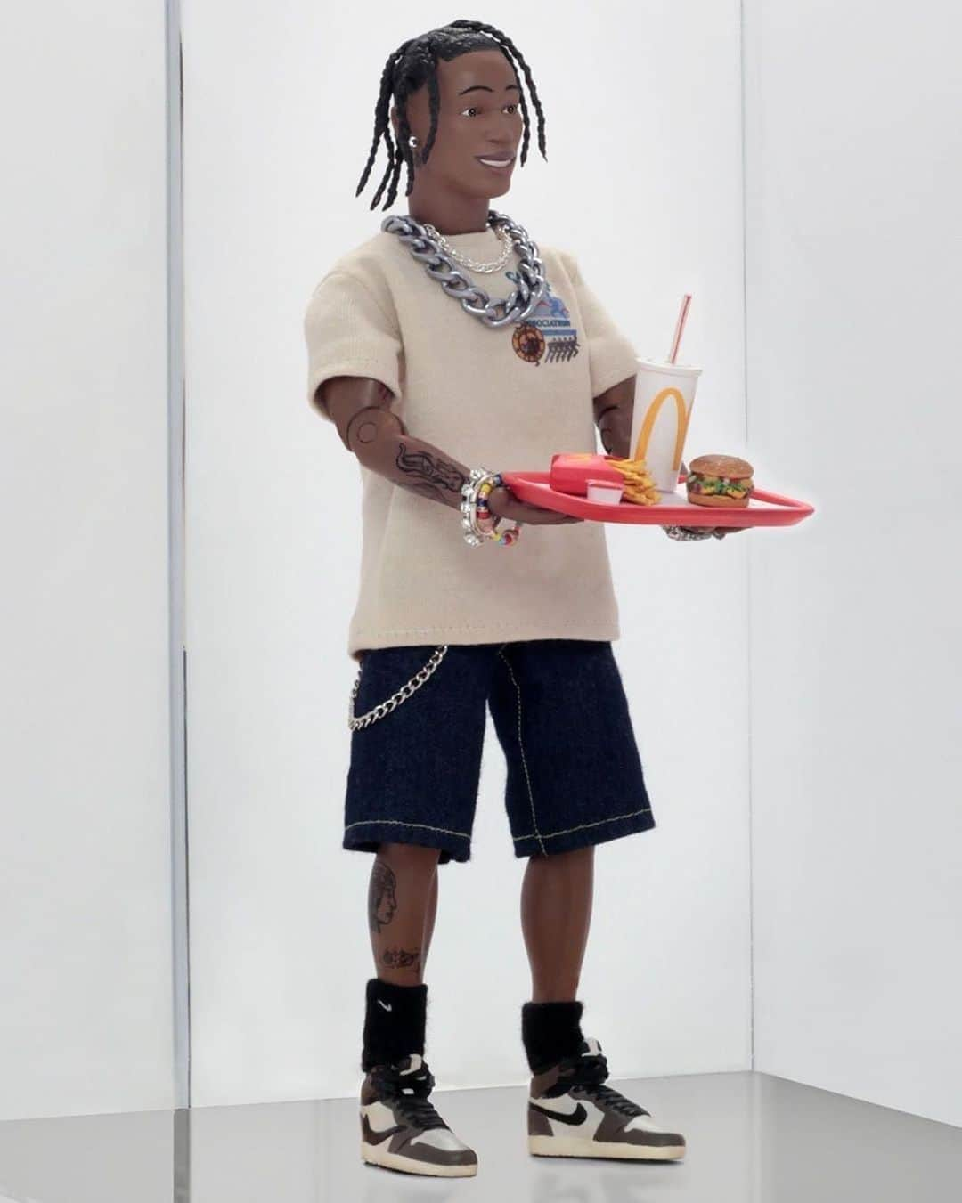 Freshnessのインスタグラム：「To close out their partnership with Travis Scott, McDonald's has revealed a premium figurine that sees the artist portrayed with his signature meal in hand. The collectible is valued at $375 USD and only 5 will be given away via Twitter #freshnessmag」