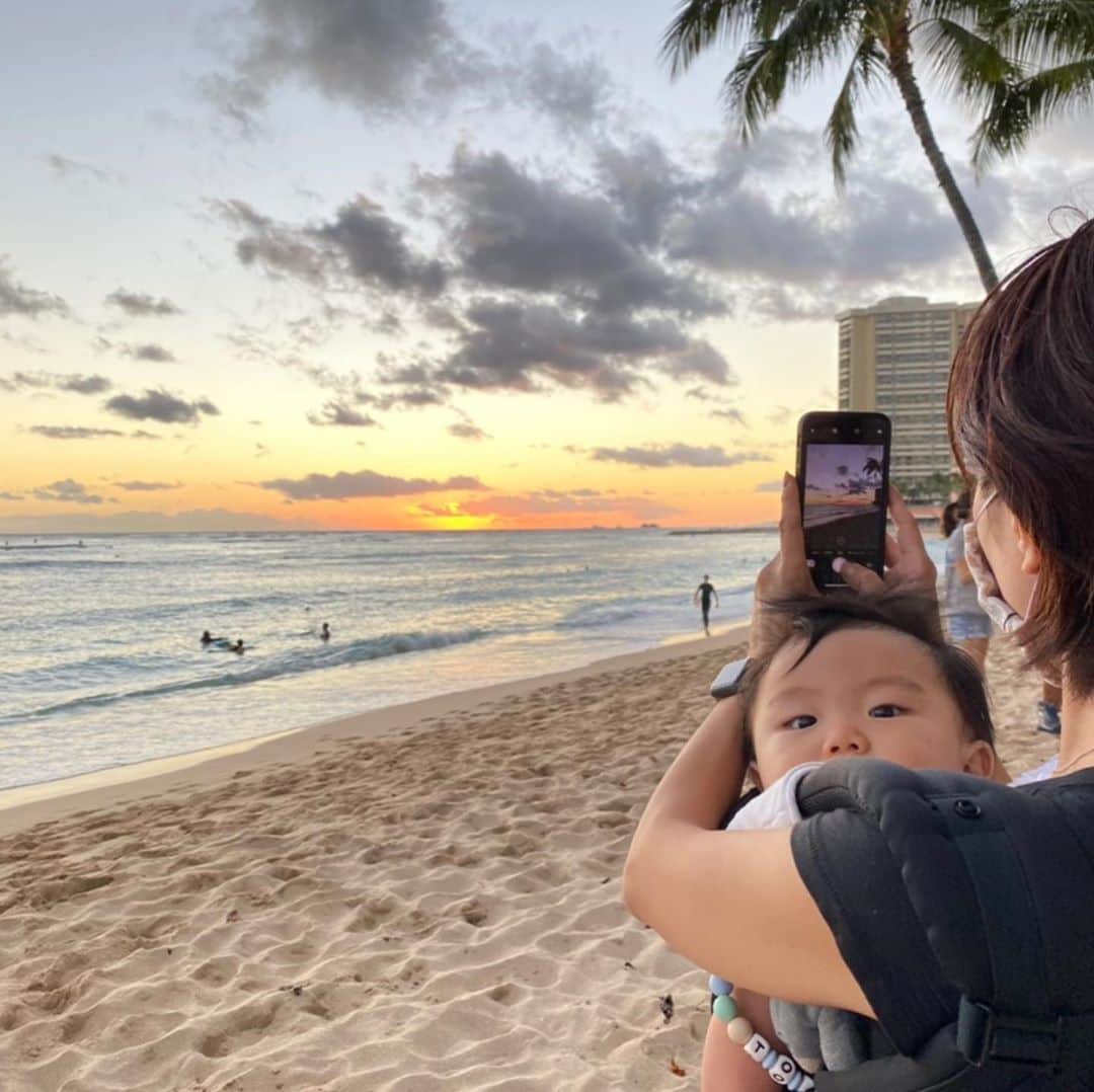 間瀬ゆきのインスタグラム：「2度目のロックダウン終わりました🙌  今回のStay at home oderは4週間で解除！ また延長になるかヒヤヒヤしてたけど ならなくてよかった✨  やっとビーチに息子と一緒に行けるようになった &やっと友達に会えるようになったから  大好きなみほたんと 夕日を見にワイキキビーチにお散歩行ってきた❤  （久しぶりに会うのに そういや二人して完全にすっぴんだったね😂 ロックダウンしてたから 化粧しないのが当たり前になってるわ🤪）  友達に会えること ビーチを歩けること  こんな当たり前のことが こんなにも幸せに感じるなんて😭  ロックダウン解除になったとはいえ まだまだ制限も多いし 元のハワイに戻って 日本からの観光客のみなさんを お迎えできるようになるには 時間がかかりそうだけど  少しずつ少しずつ 前に進んでいってる🌈  と、嬉しい1日だった反面 マノアで山火事があったことがとても心配🥺  家が燃えたり、けが人が出たりはしていないけど。  最近ハワイでもちょこちょこ山火事起きてる。  山火事の原因はまだちゃんとニュースとか読めてないから わからないんだけど 自然発火じゃないといいんだけど。。。  このままだとハワイのビーチは40%消失する っていうニュースも出てたし  もう少し真剣に環境問題、気候変動のことについて 考えていかなきゃなってすごく思う。  #ロックダウン #ハワイの現状 #環境問題 #気候変動 #climatechange #マノアの山火事 #hawaii #ハワイ #luckywelivehawaii」