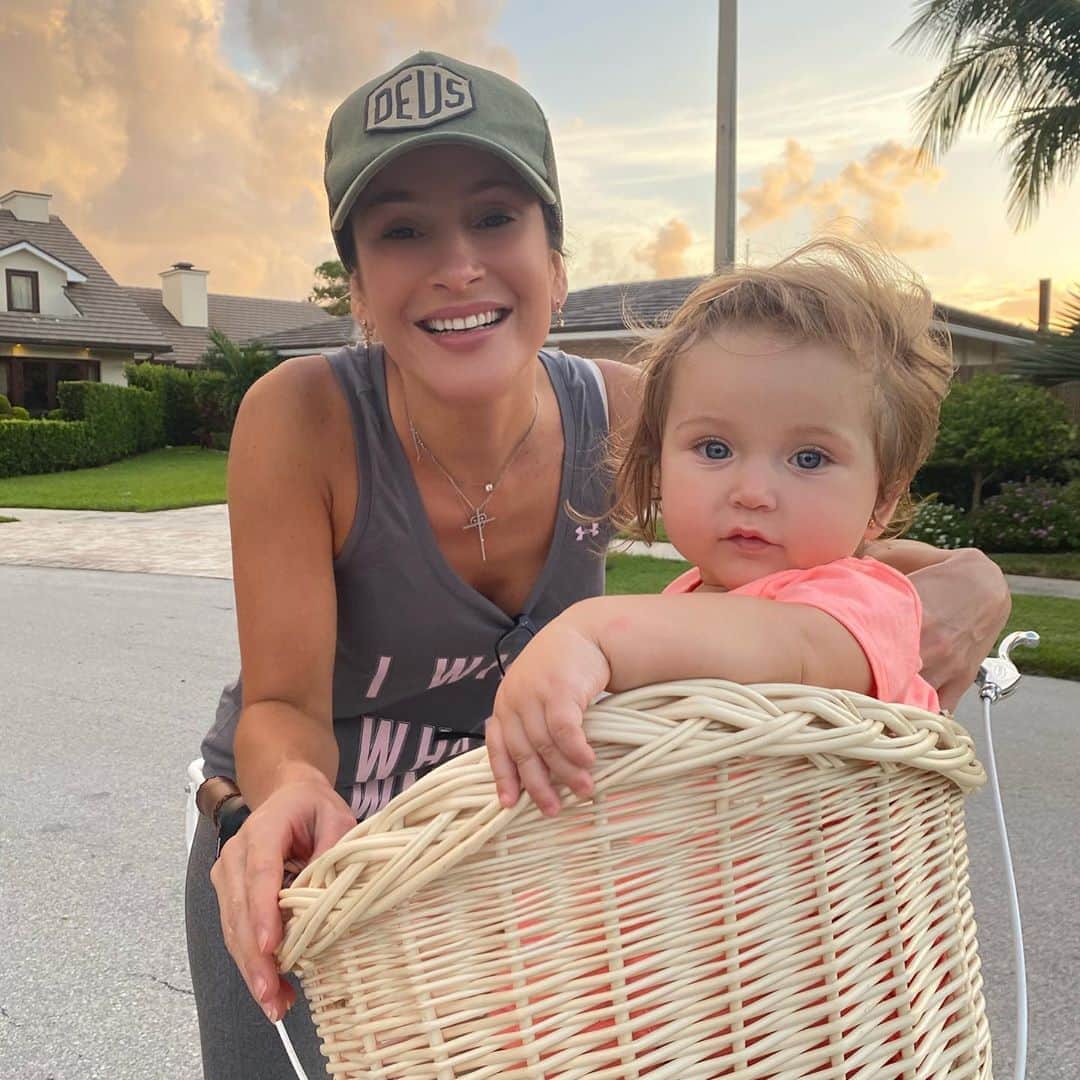 Claudia Leitteのインスタグラム：「“Cestou”🤪 A gente anda de bicicleta e fica ligada no @spotifybrasil curtindo a playlist aí do lado!」