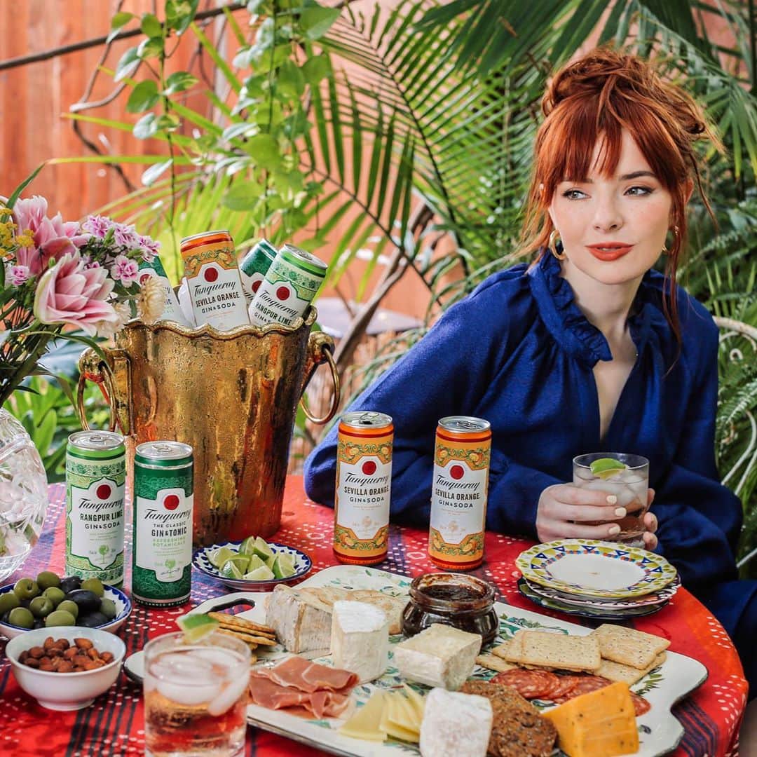ジェーン・アルドリッジのインスタグラム：「#ad We’ve been loving having our family happy hours outside lately and the new @TanquerayUSA gin & soda craft canned cocktails make for chic and easy spur-of-the-moment entertaining. Gin is always my spirit of choice and the bright taste of these #craftgincocktails is the perfect refreshment for these warm fall nights! #ginisin」