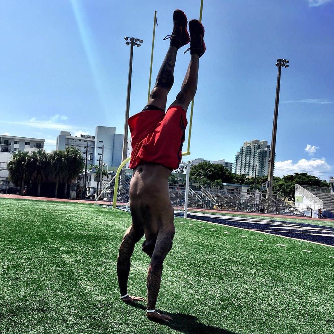カルロス・ブーザーのインスタグラム：「What Your Hand Stand Look Like???? #HOLDAT 📷: @tonythomassports」