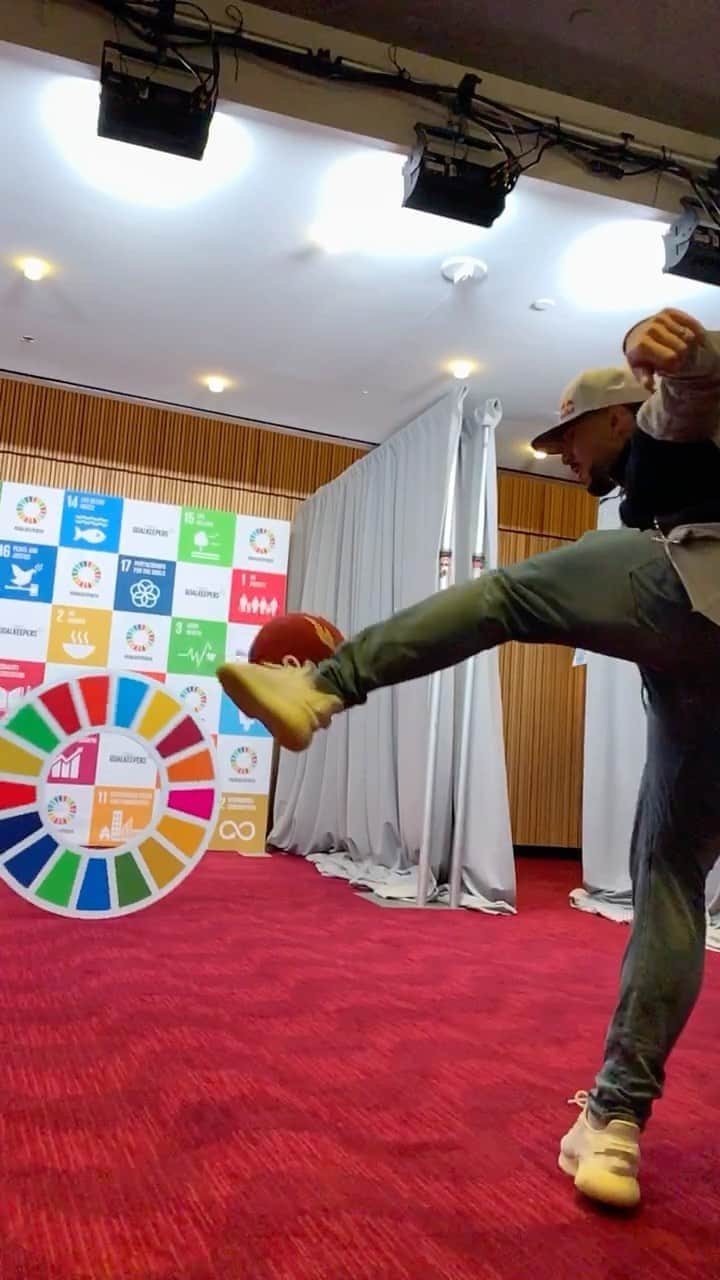 ショーン・ガルニエのインスタグラム：「How many attempts? ⬇️⬇️⬇️ #thb last year with @globalgoals   #seangarnier #seanfreestyle #urbanballer」