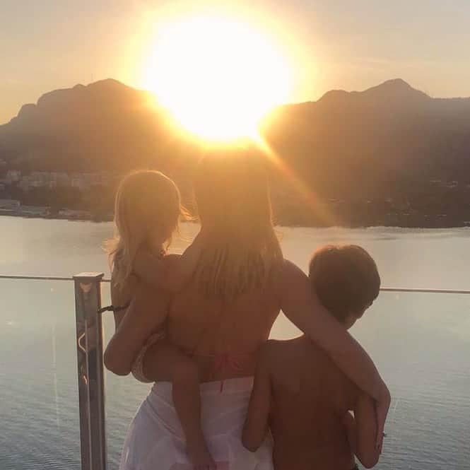 Eliana Michaelichin Bezerraのインスタグラム：「Mãe, mãe natureza... #vaificartudobem #mariapassanafrente #thankgod #deusconosco #sunset #RJ」