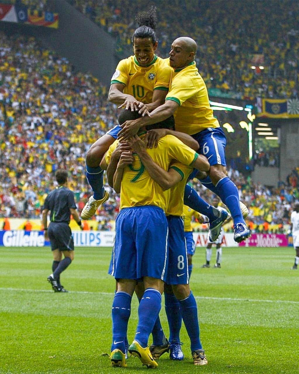 ロナウジーニョさんのインスタグラム写真 - (ロナウジーニョInstagram)「Comemoração de gol em Copa do Mundo é sempre especial 🤙🏾 🇧🇷 Lembram desse?」9月26日 5時48分 - ronaldinho