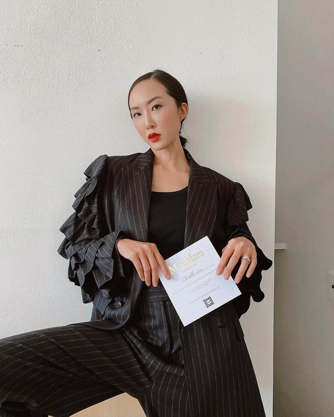 クリッセル・リムさんのインスタグラム写真 - (クリッセル・リムInstagram)「Just arrived at the @maxmara show and I can’t believe who they sat me next to! And well look at here, she’s a little too distracted...how rude!!!💁🏻‍♀️ ⠀ Can’t wait for you to see my review on their show! #MaxMaraSS21 #MFW #fashionweekathome」9月26日 5時48分 - chrisellelim