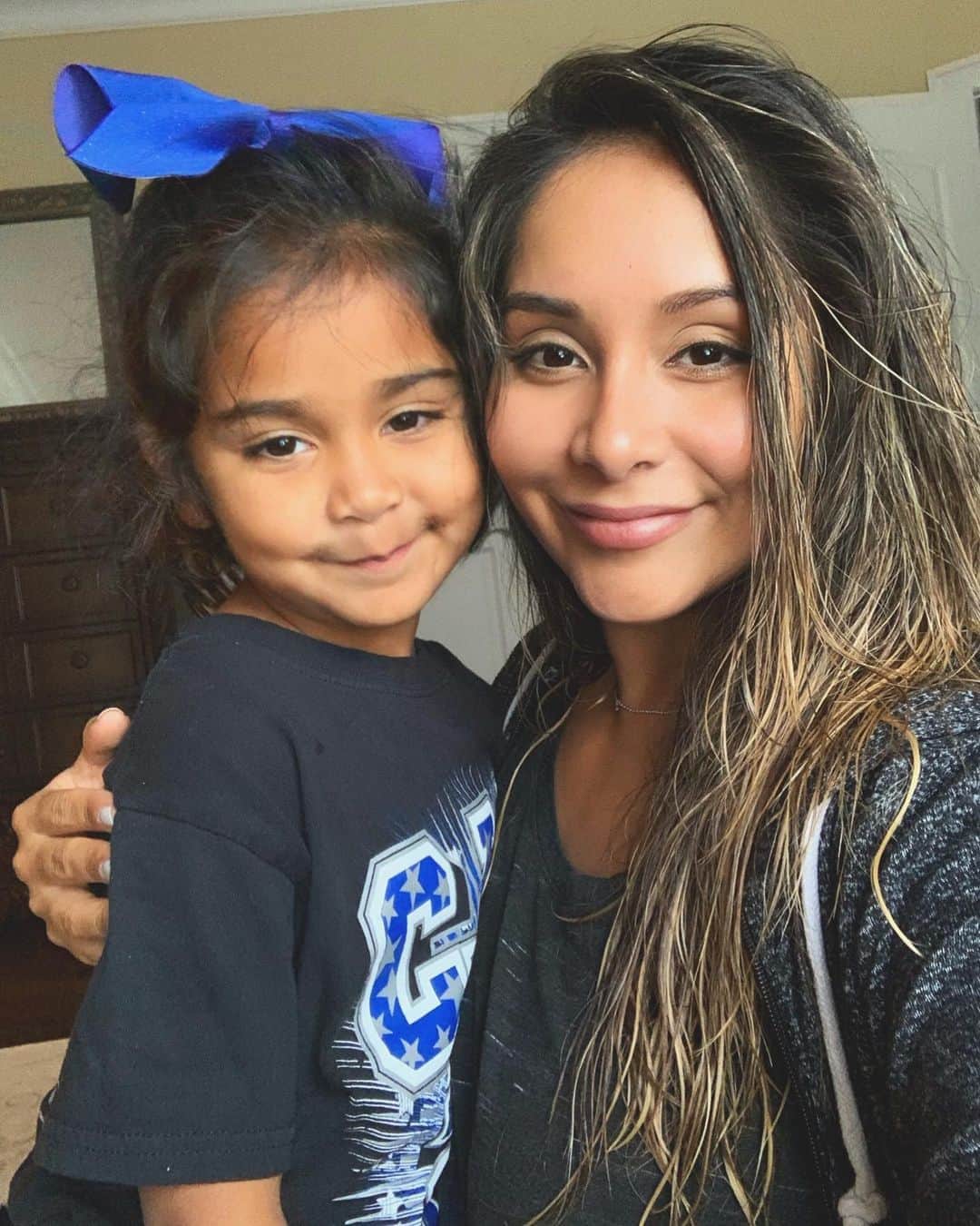 ニコール・ ポリッツィのインスタグラム：「“She’s like...my crocadilly..but alive.” 🙏🏽🥰 #nationaldaughtersday」