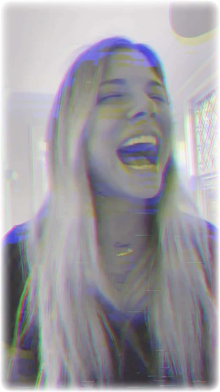 クリスティーナ・ペリーのインスタグラム：「everyday i practice my 15 new songs, and sometimes i like to throw in an oldie just to keep me on my toes. today it’s BUTTERFLY. not only a favorite off of HEAD OR HEART but most definitely a favorite of mine to do live. singing this song takes me right back to the middle of my show when my band would leave the stage and i would purposely perform this song alone to scare myself. i always thought if i wasn’t a little afraid, the whole show, i wasn’t giving you my whole heart... and damn, it still hurts so good 🦋」