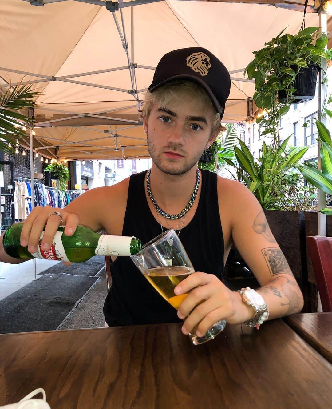 ジャック・ジョンソンのインスタグラム：「You know what they say... A stella and some sunshine makes J a happy boy 🥰」