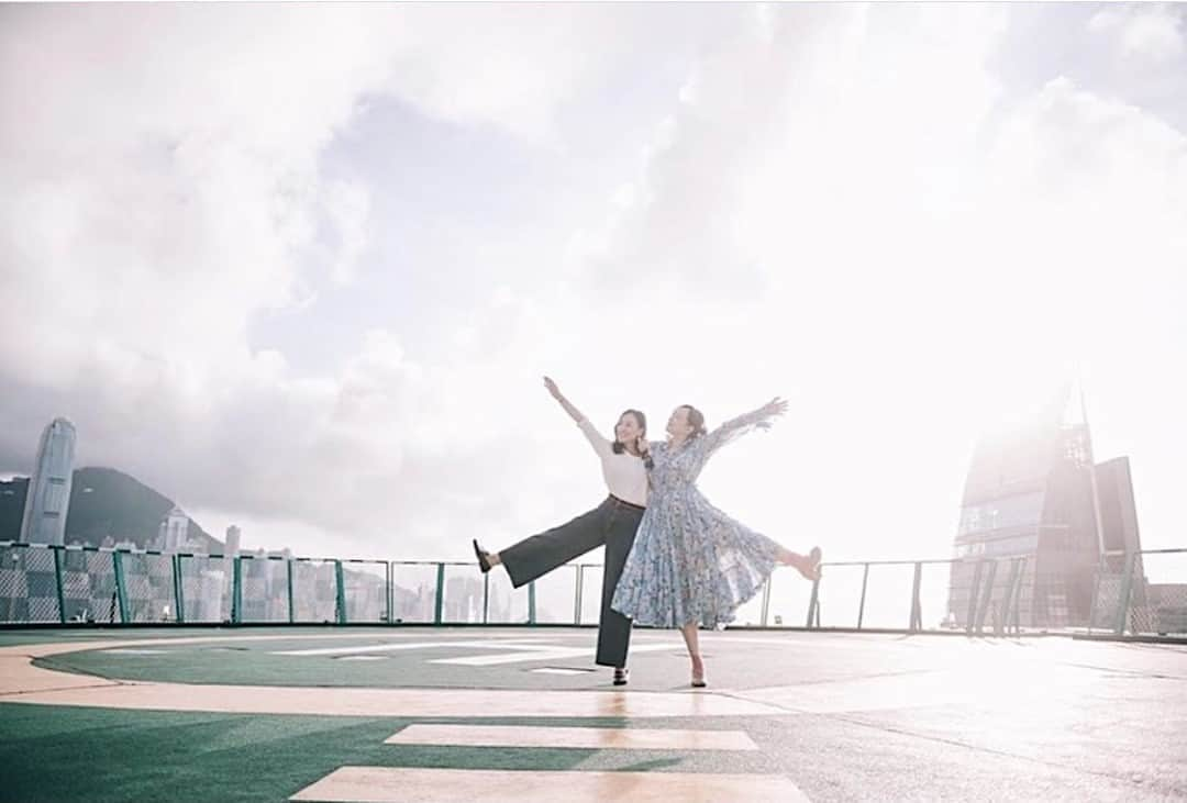 The Peninsula Hotelsさんのインスタグラム写真 - (The Peninsula HotelsInstagram)「Up, up, and away! We spotted @onki_lau and @ninglau enjoying a guided tour of The @peninsulahongkong’s The China Clipper, our 30th-floor aviation-themed lounge. The photo opps are endless! #penmoments⁣ ⁣ ⁣ ⁣ ⁣ ⁣ ⁣ #peninsulahotels #luxuryhotelexperience #luxuryexperience #fivestarservice #fivestarhotel #peninsulastay #hongkong」9月26日 5時53分 - peninsulahotels