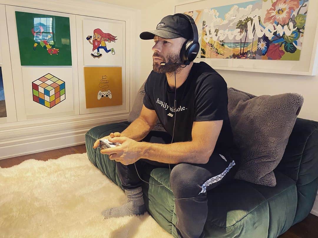 ジュリアン・エデルマンのインスタグラム：「Out here to change the game, one Gulag at a time.  #PlayEverything #TeamBose #BoseHeadphones」
