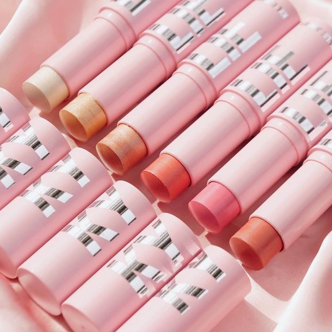 Kylie Cosmeticsさんのインスタグラム写真 - (Kylie CosmeticsInstagram)「beautiful pic of our new Blush and Kylight sticks by @makeup2themaxx 💗⁠ you'll love this ultra creamy, blendable and long lasting formula for your everyday makeup looks! shop now on KylieCosmetics.com ⁠🥰⁠⠀」9月26日 6時17分 - kyliecosmetics