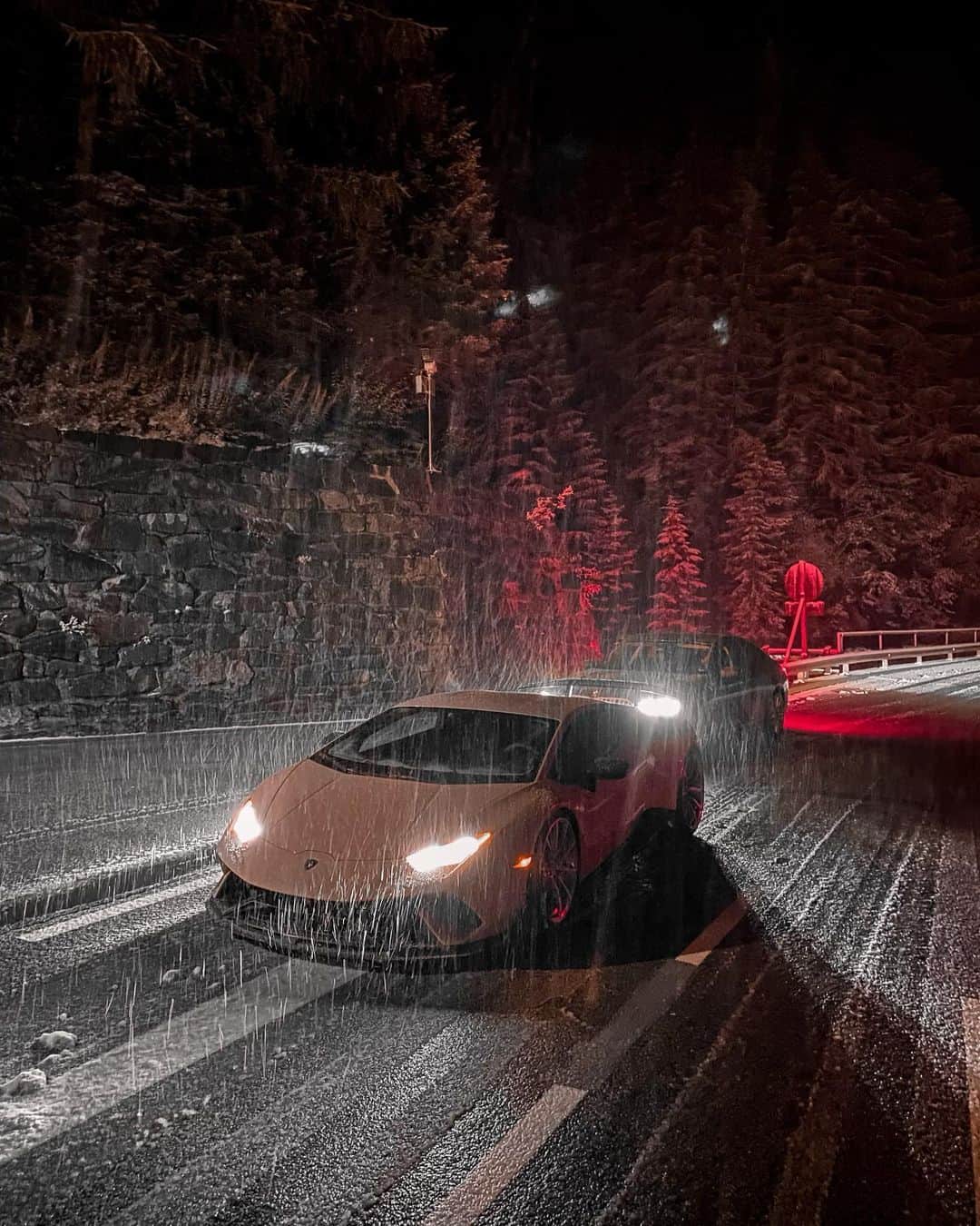 CARLiFESTYLEさんのインスタグラム写真 - (CARLiFESTYLEInstagram)「Would you drive a Lambo in the snow? @mryido says... let’s gooooo! 😎」9月26日 6時23分 - carlifestyle