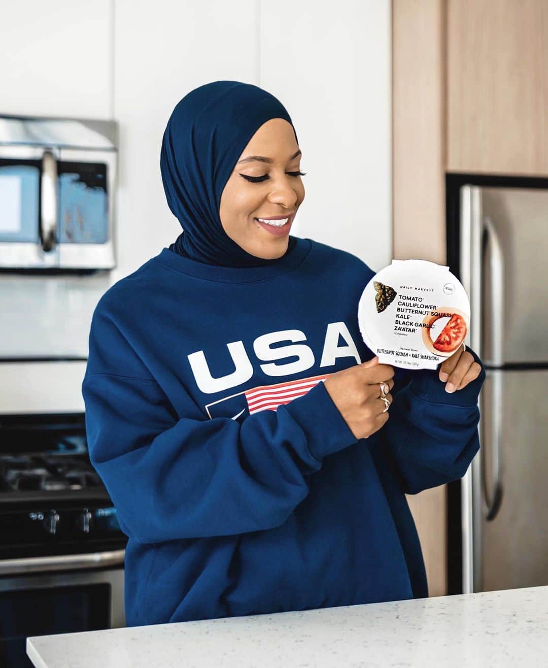 イブテハージ・ムハンマドのインスタグラム：「After a workout, I am always super hungry and looking for a nutritious and delicious quick fix. Head to my stories to check out how I make and customize my perfect, post-workout meal with Daily Harvest. Watch till the end and get $25 off your first box, using my code IBTIHAJ 🥬🥑🥦 #dailyharvest」