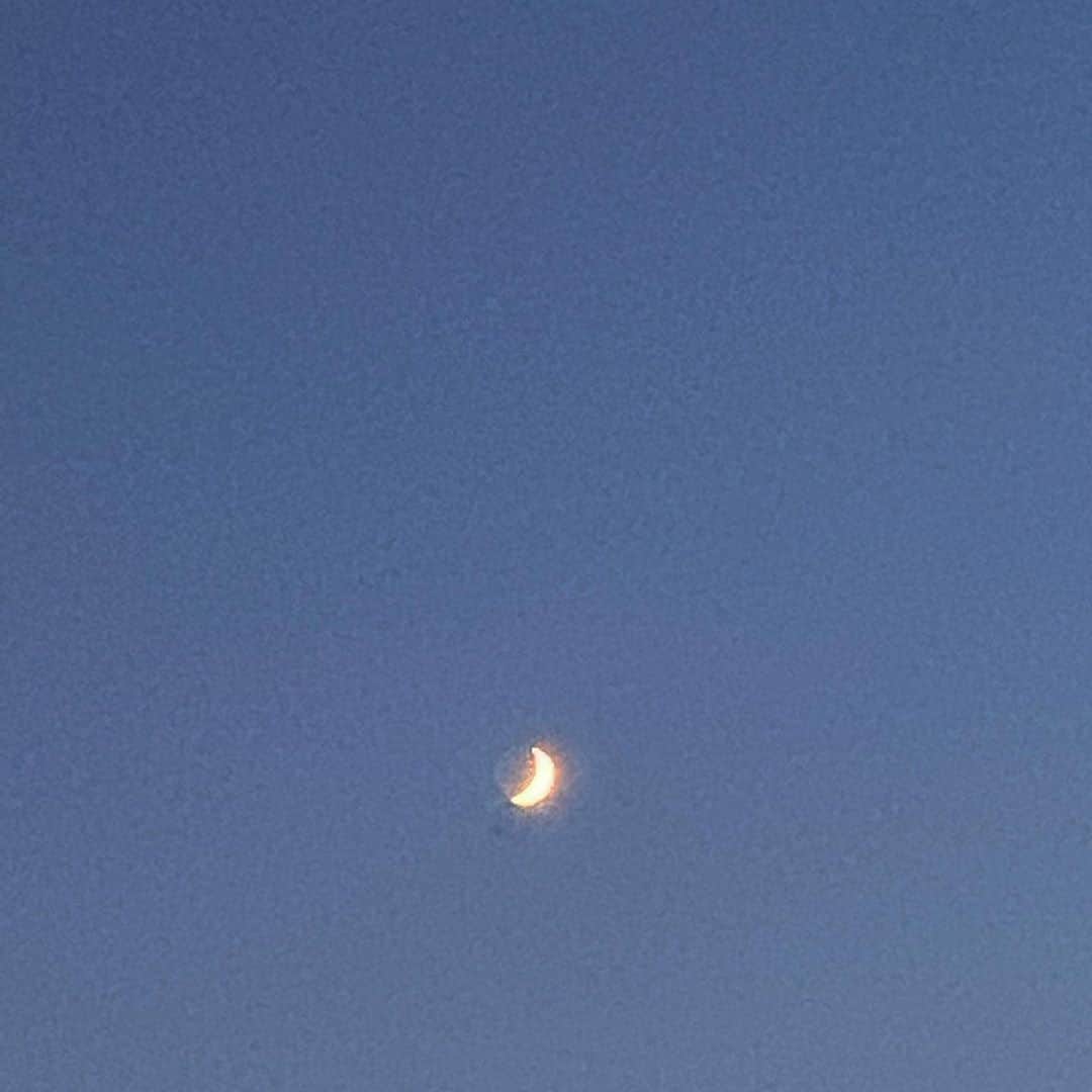 柏木さりなさんのインスタグラム写真 - (柏木さりなInstagram)「おはよ〜っ いつかの三日月が素敵なんで共有しまっす  •  #三日月 #月 #ムーン #moon #moonshot #空」9月26日 6時40分 - nanyanen00