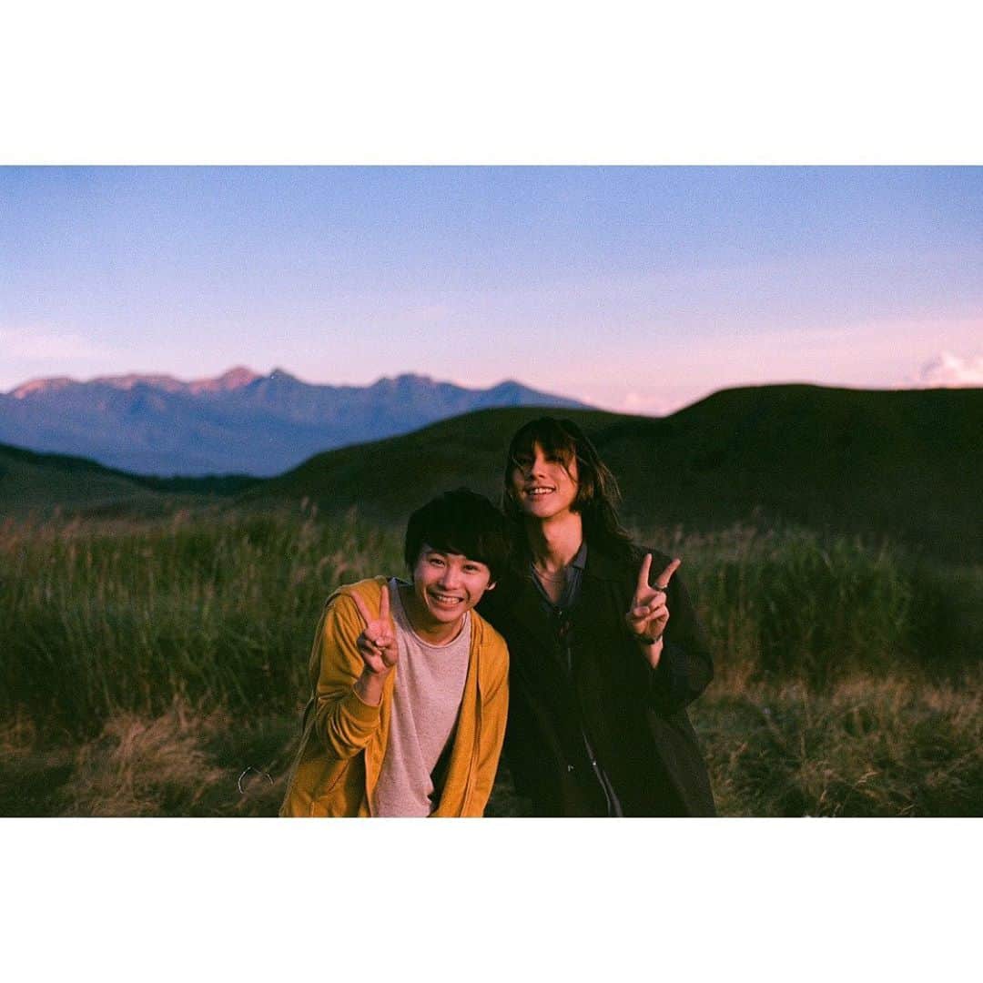 須賀健太のインスタグラム：「今回のMVへの気持ちを書きました。  SUPER BEAVERさんの新曲 『自慢になりたい』 のMVに出演させていただきました。  ちょっとした出演やゲスト出演ではなく、役者として。 MVの物語の一部として。  SUPER BEAVERが好きだからこそ、 SUPER BEAVERに何度も救われたからこそ、自分のフィールドから恩返しがしたかった。 そんな気持ちを込めました。  ようやく皆さんにこの作品を見て頂けてやっと実感が湧いた気がします。  このMVがSUPER BEAVERのみなさんと、その曲を聴いて日々を生きている皆さんの 自慢になれたら嬉しいです。  そして両A面シングルのもう一曲、 『突破口』 何を隠そうテレビアニメ『ハイキュー‼︎』の主題歌です。  SUPER BEAVERと"ハイキュー‼︎"は、 全力で生きることの楽しさとカッコ良さを教えてくれた存在です。 だからもう…めちゃくちゃ嬉しいです。  僕の人生の自慢のひとつに、 『演劇ハイキュー‼︎』があって、 そんな"ハイキュー‼︎"とSUPER BEAVERを通してまた並び合って歩めるなんて、こんな贅沢な話はないです。  "好きのてんこ盛り"です。 好き要素多すぎです。 ごちそうさまです。笑 だから言わせてください…  CD買ってね！！！！！！笑  #superbeaver  #自慢になりたい #須賀健太 #ハイキュー」