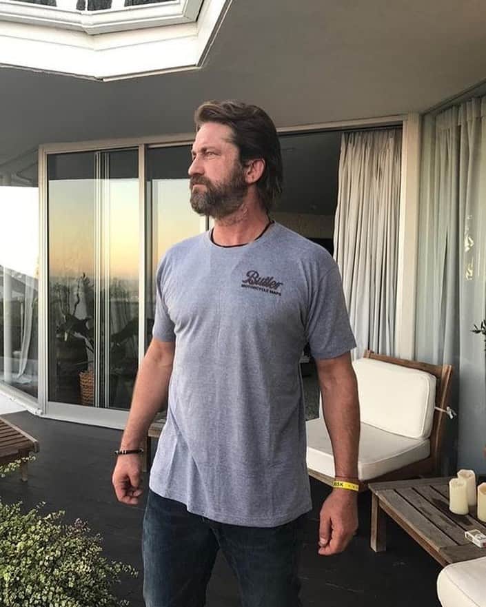 ジェラルド・バトラーのインスタグラム：「With this stance and this beard, I am just six claws away from turning into Wolverine. We’ll see where the day takes us.」