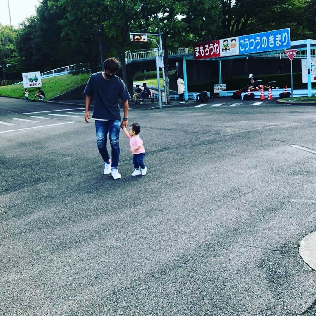 澤上竜二のインスタグラム：「今治交通公園いってきました。 最近は砂遊びが好きです。  #今治#交通公園#ゴーカート#消防車#砂場#滑り台 #アンパンマン綺麗にできました。」