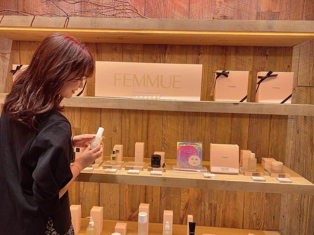 川村茉由さんのインスタグラム写真 - (川村茉由Instagram)「FEMMUEのスペシャル イベントに行ってきた💄 美容液とかパックとか ファンデとか… ずっと気になってて…！ FEMMUEのこと詳しく 知れたからよかった💕 * そして❤️ 9/26(土)-10/25(日)の期間、 THE GATEHOUSEで FEMMUE×THE GATEHOUSEとの コラボレーションスイーツが楽しめます🍰 チーズケーキの上の コーティングのゼリーが パックみたいにぷるぷるで 可愛かった😌❤️ * FEMMUEはコスメキッチンと メイクアップキッチンで 取り扱いがあります☺️ コスメキッチン行くと ついつい色々買っちゃうん だよなぁ🥺 * #FEMMUE #ファミュ #cosmekitchen #コスメキッチン #コスメ #cosme #make #makeup #美容」9月26日 17時44分 - mayupi_k