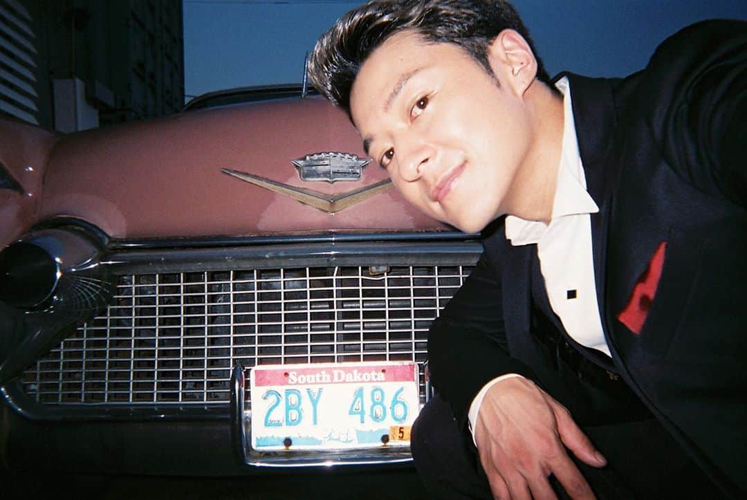 谷内伸也のインスタグラム：「MV撮影オフショット📸﻿ ﻿ #Lead_Tuxedo﻿ #Lead﻿ #ほうきダンス﻿ #写ルンです」