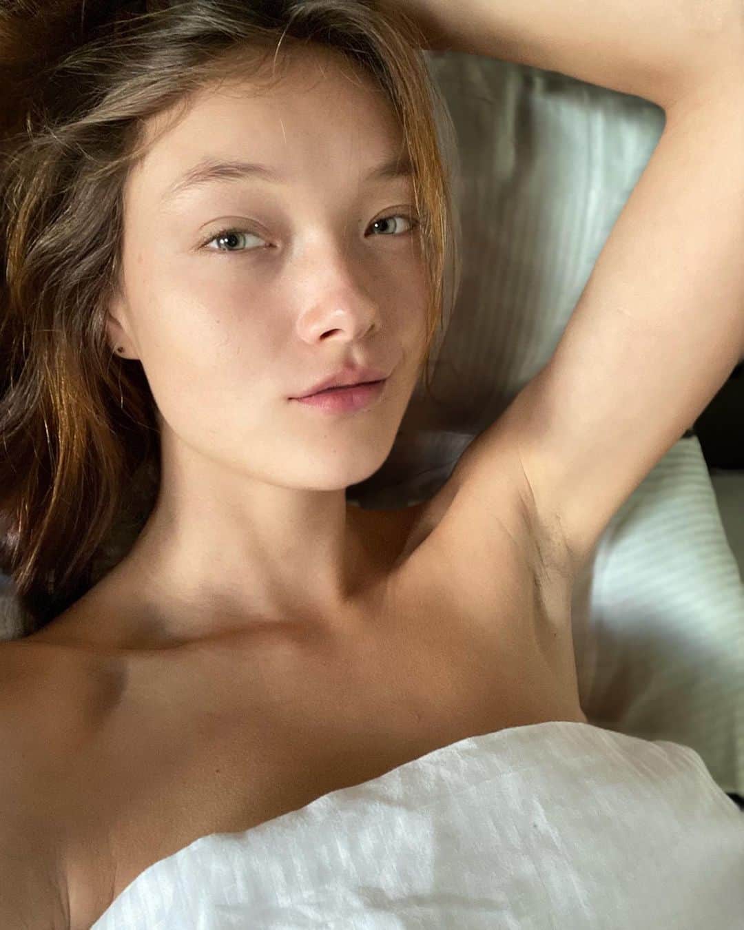 ユミ・ランバートのインスタグラム：「Felt cute might delete later ✨💖#morningvibes thanks for the fresh hair cut @lauriezanolettihair」