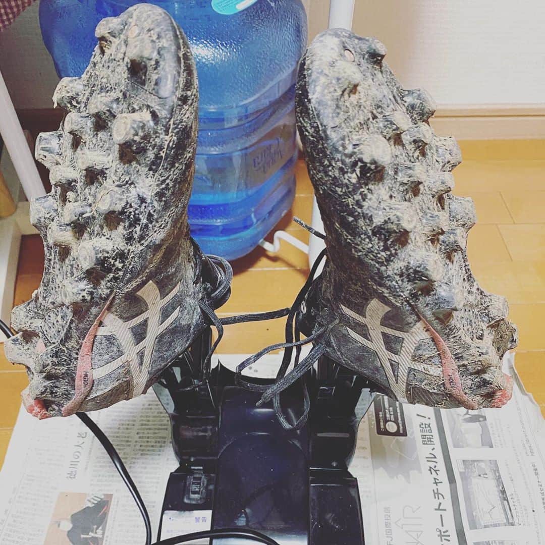 のインスタグラム：「化石ではありません。  長男の本日使用済みのスパイク…  もう少しきれいにしてから シューズドライヤーにかけて。  そして、部屋中悪臭……  #サッカー少年あるある  #サカママあるある  #雨の日サッカー  #小4サッカー  #サカママ  #サッカー少年  #サッカーキッズ  #公式戦前夜」