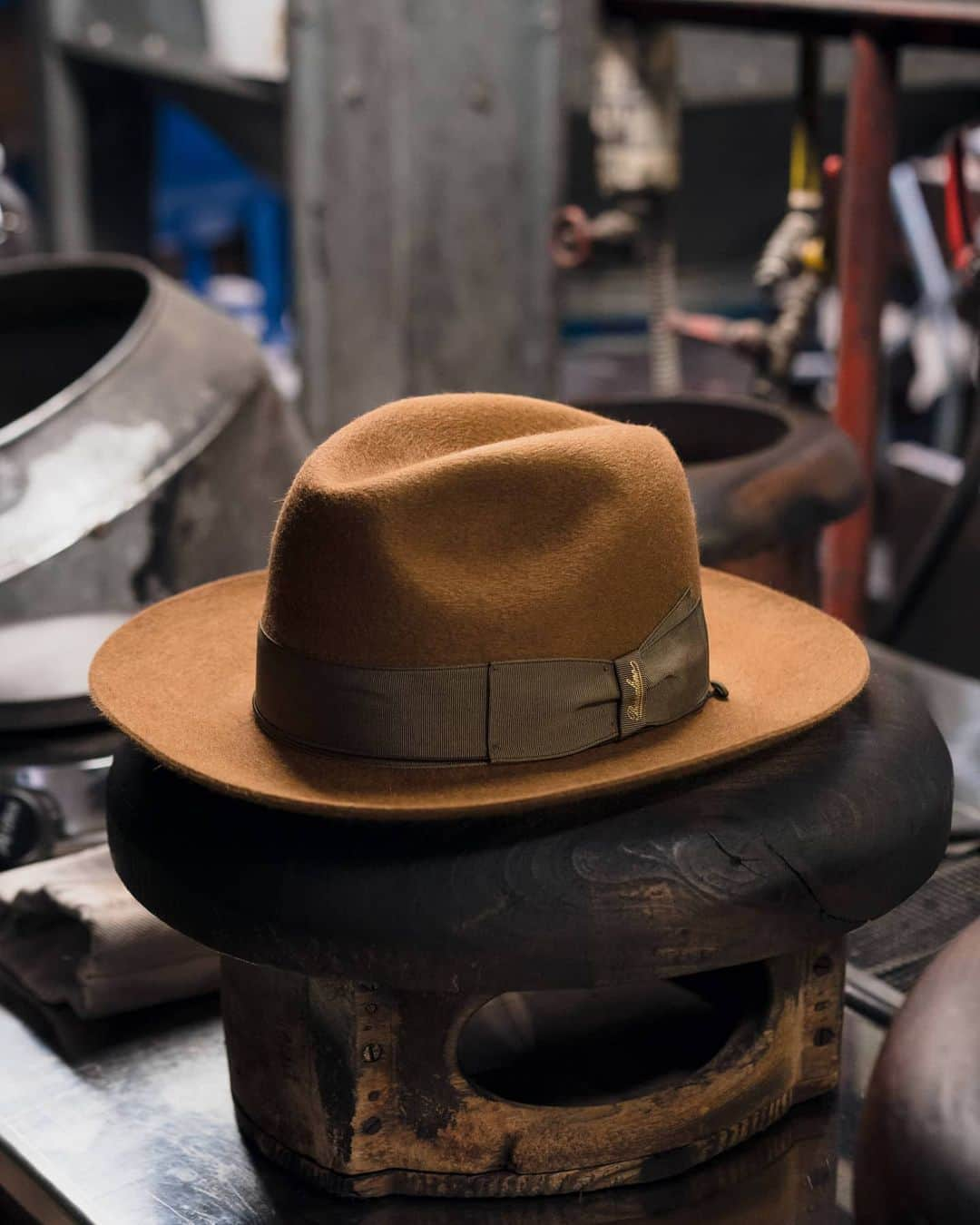 ボルサリーノさんのインスタグラム写真 - (ボルサリーノInstagram)「Iconic with a capital ‘I’. #Borsalino‘s camel Anello medium brim in superior quality felt, a material that mirrors the brand's legendary artisan tradition. Shop this style and more now on www.borsalino.com  Location: Borsalino Spinetta Marengo Manufacture, Alessandria Italy  Ph @helmutberta」9月26日 16時12分 - borsalino_world