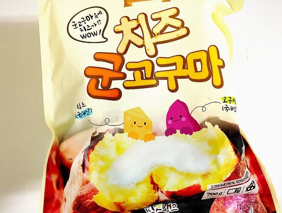 とぎもちさんのインスタグラム写真 - (とぎもちInstagram)「.﻿ 【韓国】﻿ 秋といえば焼きいも！﻿ ﻿ 韓国のネットサイトで﻿ チーズクンコグマ（치즈군고구마)﻿ チーズ焼きいもを注文しました🍠🧀﻿ ﻿ 冷凍なのでチンするだけで﻿ お手軽に食べれちゃう🤤✨﻿ ﻿ 甘ぁい焼きいもの中に﻿ たっぷりモッツァレラチーズ！！﻿ ﻿ これすごく美味しかった💕﻿ .﻿ #﻿チーズクンコグマ #クンコグマ #チーズ焼きいも #焼きいも #チーズ #韓国 #韓国ネット注文 #치즈군고구마 #택배  #먹스타그램 #토기모치 #とぎもちkorea」9月26日 16時24分 - togistagram